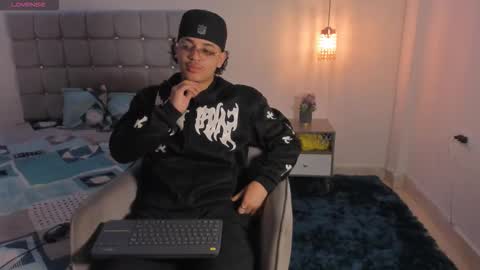 Snapshot of samxx_muscle chatting on 11/22/25, 01:43 samxx_muscle online show from 11/22/25, 01:43