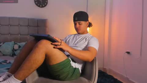 Snapshot of samxx_muscle chatting on 11/29/25, 01:25 samxx_muscle online show from 11/29/25, 01:25