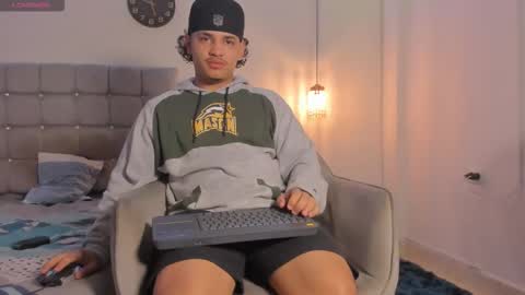 Snapshot of samxx_muscle chatting on 12/01/25, 01:49 samxx_muscle online show from 12/01/25, 01:49