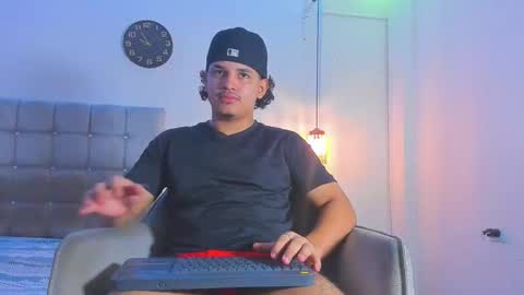 Snapshot of samxx_muscle chatting on 12/18/25, 02:56 samxx_muscle online show from 12/18/25, 02:56