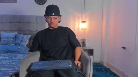 Snapshot of samxx_muscle chatting on 12/19/25, 02:13 samxx_muscle online show from 12/19/25, 02:13