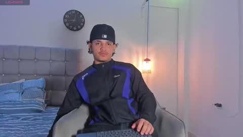 Snapshot of samxx_muscle chatting on 12/20/25, 02:02 samxx_muscle online show from 12/20/25, 02:02