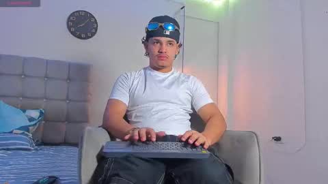 Snapshot of samxx_muscle chatting on 12/21/25, 01:07 samxx_muscle online show from 12/21/25, 01:07