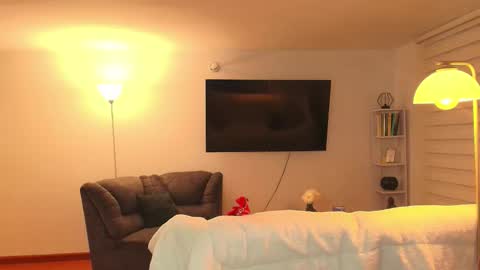 Snapshot of samy_jonnes_ chatting on 10/04/25, 12:41 Hello I am absent due to a family calamity I will return soon-hola estoy ausente por un problema familiar volvere pronto. online show from 10/04/25, 12:41