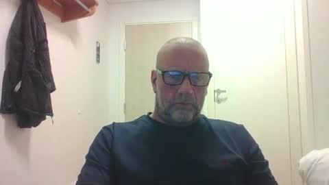 Snapshot of sandnesrune523 chatting on 02/18/26, 06:04 sandnesrune523 online show from 02/18/26, 06:04