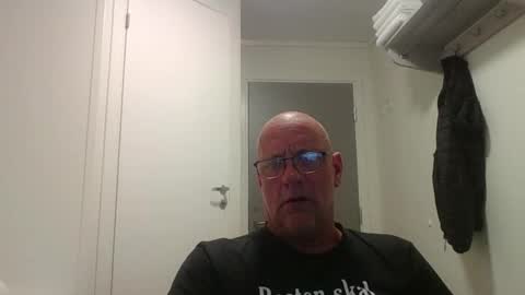 Snapshot of sandnesrune523 chatting on 04/13/26, 03:39 sandnesrune523 online show from 04/13/26, 03:39