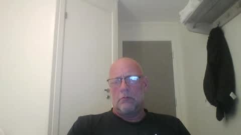 Snapshot of sandnesrune523 chatting on 04/15/26, 05:53 sandnesrune523 online show from 04/15/26, 05:53