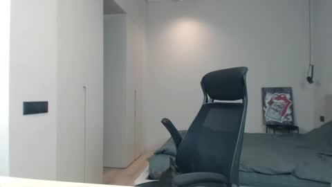 Snapshot of sandro_best chatting on 05/15/26, 08:32 DeAlex online show from 05/15/26, 08:32