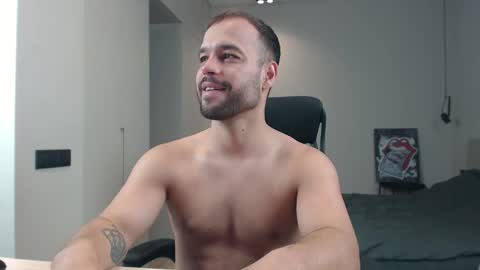 Snapshot of sandro_best chatting on 05/29/26, 08:34 DeAlex online show from 05/29/26, 08:34
