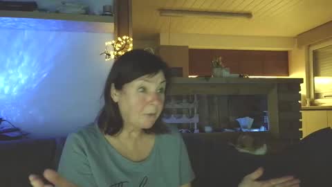 Snapshot of sanroom chatting on 11/25/25, 03:56 sanroom online show from 11/25/25, 03:56