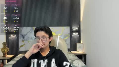 santiago_russo18 online show from 11/19/25, 03:06