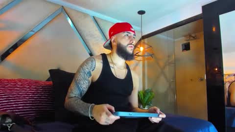 Santiago Hincapiie online show from 02/25/26, 04:44