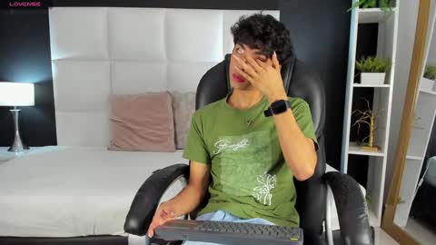 Snapshot of santy_carrington chatting on 12/19/24, 08:34 Santiago Carrington online show from 12/19/24, 08:34