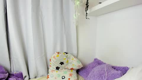 Snapshot of santy_kitty chatting on 12/23/24, 04:55 kitty online show from 12/23/24, 04:55