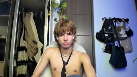 Snapshot of santy_kitty chatting on 01/30/25, 05:19 kitty online show from 01/30/25, 05:19