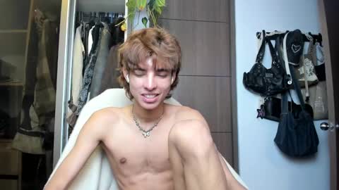 Snapshot of santy_kitty chatting on 02/04/25, 04:37 kitty online show from 02/04/25, 04:37