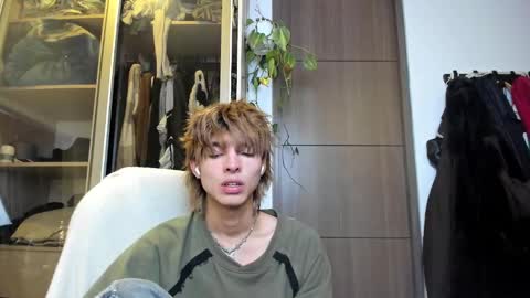 Snapshot of santy_kitty chatting on 02/19/25, 03:28 kitty online show from 02/19/25, 03:28