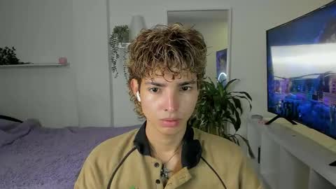 Snapshot of santy_kitty chatting on 09/23/25, 11:41 kitty online show from 09/23/25, 11:41