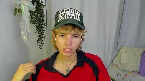 Snapshot of santy_kitty chatting on 10/06/25, 02:53 kitty online show from 10/06/25, 02:53