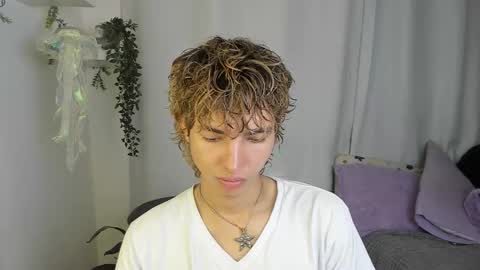 Snapshot of santy_kitty chatting on 10/17/25, 02:37 kitty online show from 10/17/25, 02:37