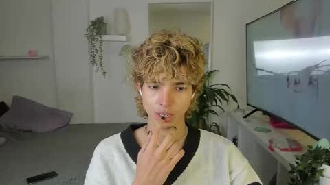 Snapshot of santy_kitty chatting on 10/20/25, 04:24 kitty online show from 10/20/25, 04:24