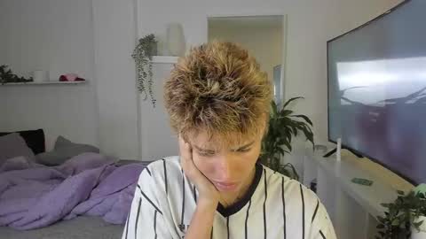 Snapshot of santy_kitty chatting on 10/28/25, 01:20 kitty online show from 10/28/25, 01:20