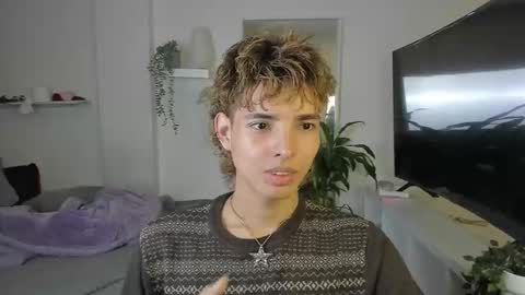 Snapshot of santy_kitty chatting on 10/30/25, 01:40 kitty online show from 10/30/25, 01:40