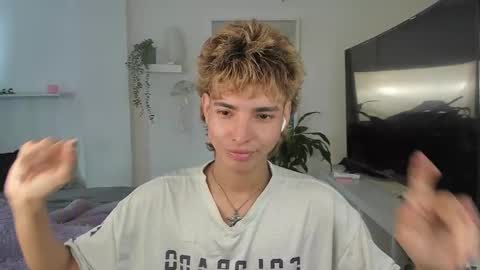 Snapshot of santy_kitty chatting on 10/30/25, 05:57 kitty online show from 10/30/25, 05:57