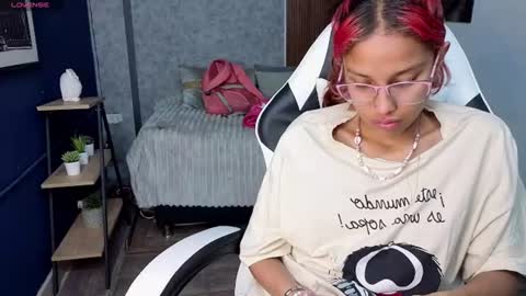 Snapshot of saphiire_ chatting on 06/18/26, 02:10 saphi online show from 06/18/26, 02:10