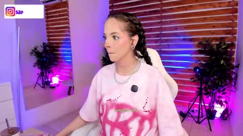 Snapshot of sapphire_venus chatting on 04/29/26, 02:37 Valerin online show from 04/29/26, 02:37