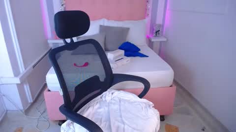 Snapshot of sara_angeelss chatting on 10/01/25, 12:16 Sara... online show from 10/01/25, 12:16