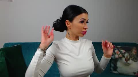 Im Sara I am happy to be here  online show from 11/30/25, 03:27