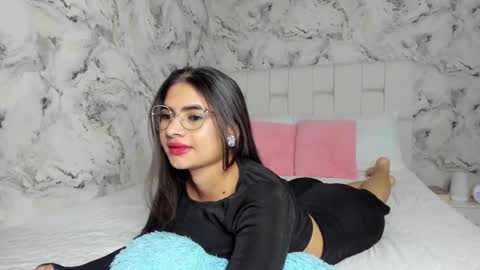 Snapshot of sara_fernandezz chatting on 01/12/26, 01:00 sara online show from 01/12/26, 01:00