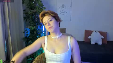 Snapshot of sara_frayy chatting on 09/16/25, 12:44 Sarah online show from 09/16/25, 12:44