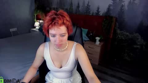 Snapshot of sara_frayy chatting on 09/17/25, 12:34 Sarah online show from 09/17/25, 12:34