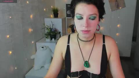 Snapshot of sara_frayy chatting on 10/17/25, 01:09 Sarah online show from 10/17/25, 01:09