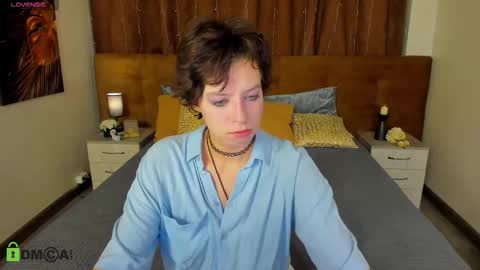 Snapshot of sara_frayy chatting on 10/25/25, 01:02 Sarah online show from 10/25/25, 01:02