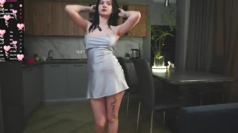 Snapshot of sara_hillson chatting on 11/12/25, 04:29 Hi my name is Sara Im 18 years old. I like to travel and make new acquaintances online show from 11/12/25, 04:29