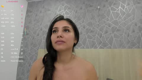 Snapshot of sara_melo chatting on 10/14/25, 11:38 Sara online show from 10/14/25, 11:38