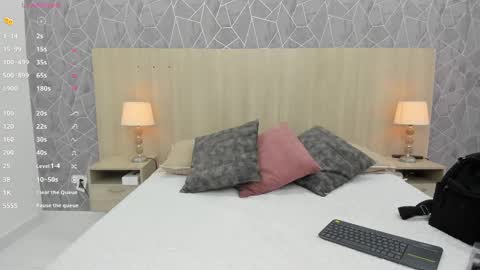 Snapshot of sara_melo chatting on 10/19/25, 11:33 Sara online show from 10/19/25, 11:33