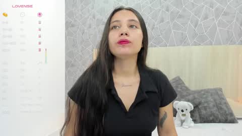 Snapshot of sara_melo chatting on 05/19/26, 12:33 Sara online show from 05/19/26, 12:33