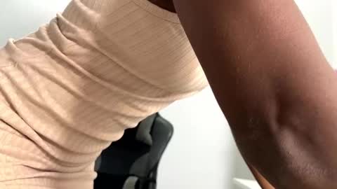Snapshot of sara_muscle chatting on 12/18/24, 01:05 Sara online show from 12/18/24, 01:05