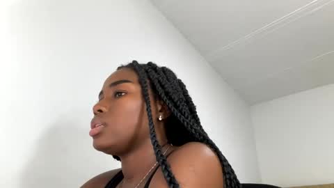 Snapshot of sara_muscle chatting on 09/25/25, 11:41 Sara online show from 09/25/25, 11:41