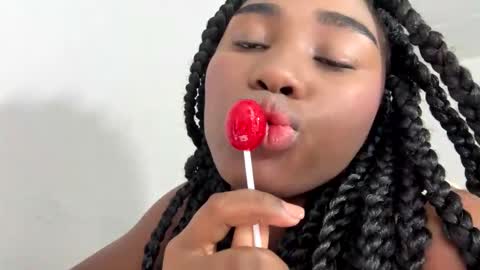 Snapshot of sara_muscle chatting on 11/18/25, 02:17 Sara online show from 11/18/25, 02:17