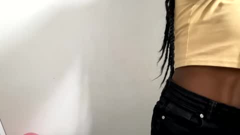 Snapshot of sara_muscle chatting on 12/15/25, 10:47 Sara online show from 12/15/25, 10:47