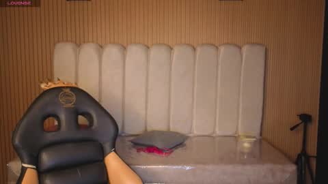 sara_valderrama_ online show from 12/20/25, 12:01