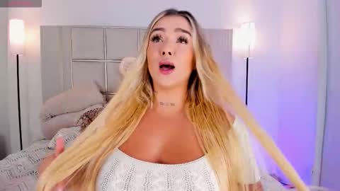 Snapshot of saraa_milleer chatting on 10/16/25, 08:54 Sara Miller online show from 10/16/25, 08:54