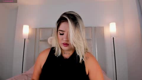 Snapshot of saraa_milleer chatting on 05/11/26, 11:35 Sara Miller online show from 05/11/26, 11:35