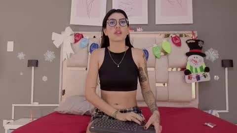 sara online show from 11/25/25, 03:06