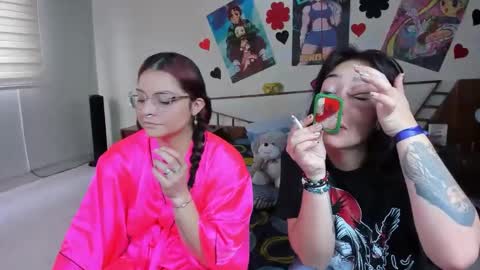 Snapshot of saraandmarilyn chatting on 02/12/25, 01:59 Alahia and Marilyn online show from 02/12/25, 01:59